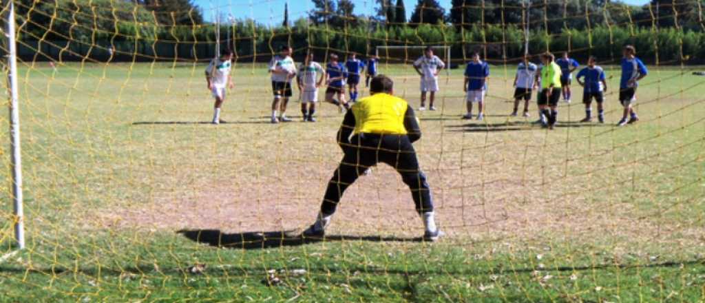 Video: insólito gol en contra luego de un penal atajado