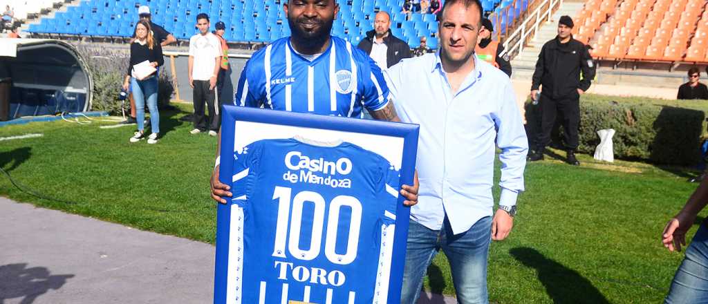 Godoy Cruz vivió un partido lleno de emociones y reconocimientos