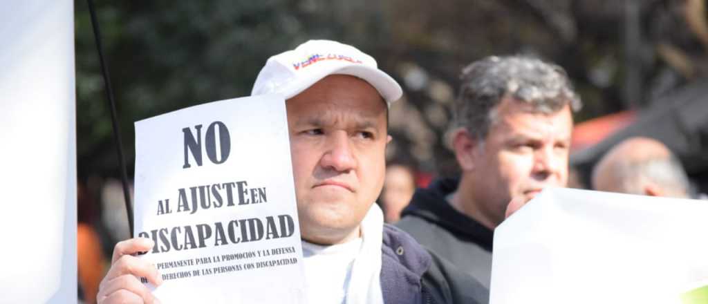 Reclamaron en la Peatonal contra el ajuste en el área de Discapacidad