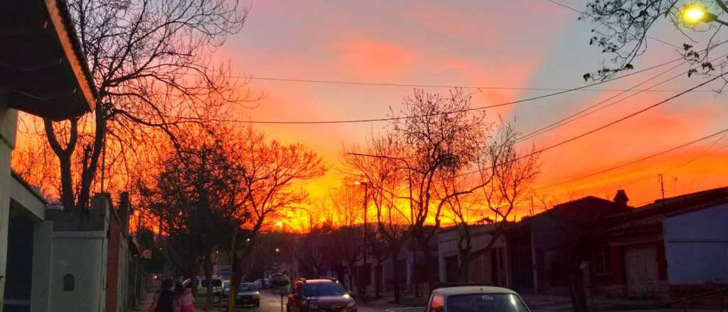 El imponente atardecer "anaranjado" en Mendoza