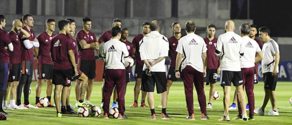 Hinchas de Cerro Porteño arrojaron pirotecnia para molestar al plantel de River