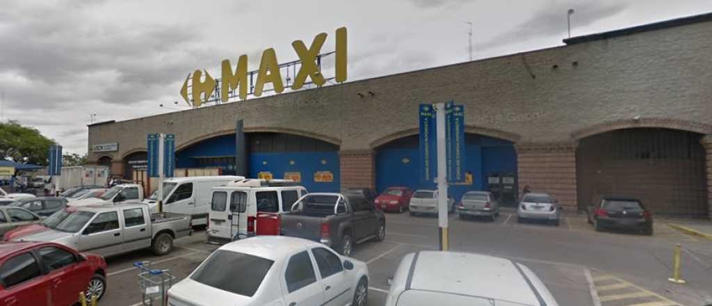 Detuvieron a dos hombres teniendo sexo en el baño del Carrefour de Godoy Cruz