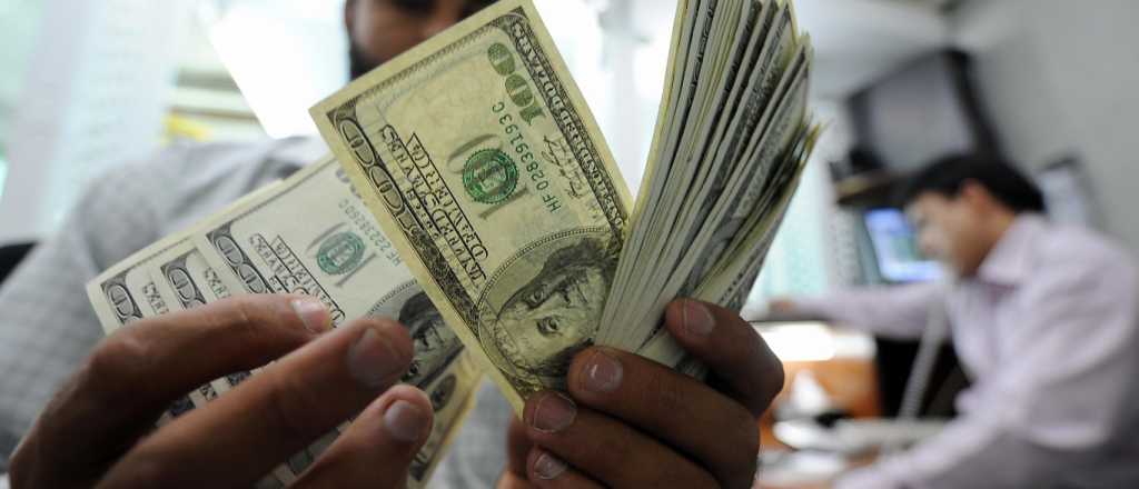 Especialistas aseguran que no se puede revertir la tendencia del dólar