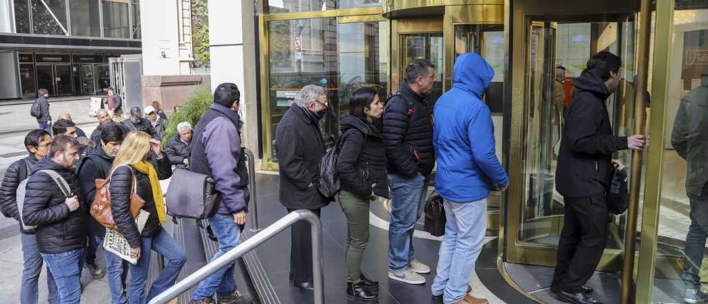 En un mes, los argentinos sacaron casi U$S10.000 millones de los bancos