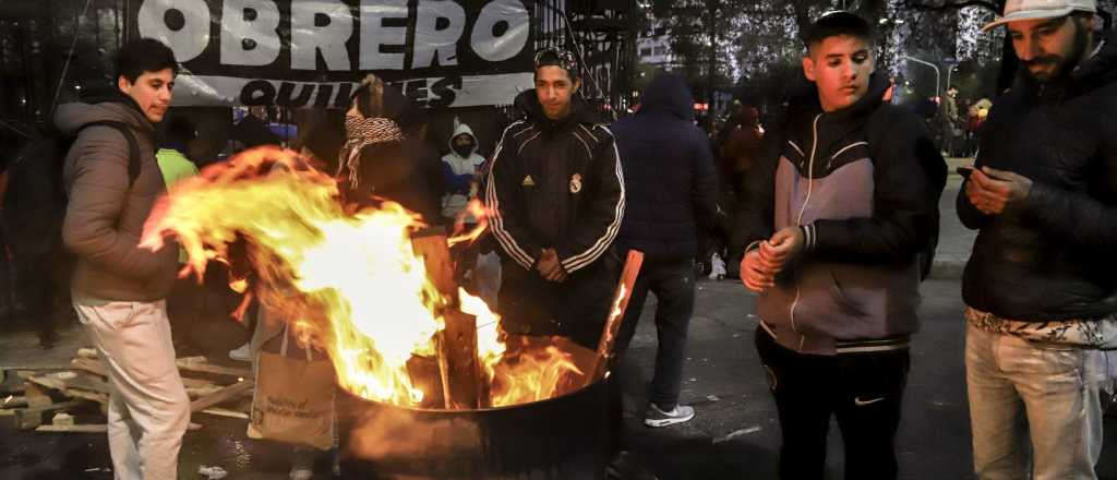 Piqueteros levantaron el acampe, pero dejaron una advertencia