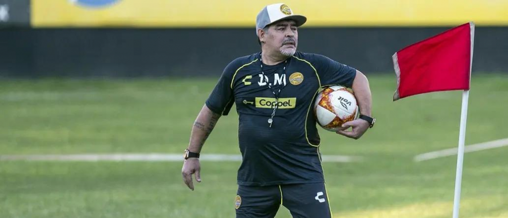 Es oficial: la primera foto de Maradona con la camiseta de Gimnasia