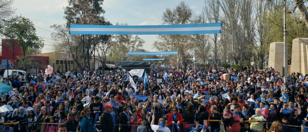 Multitudinaria marcha en Las Heras "por las dos vidas" 