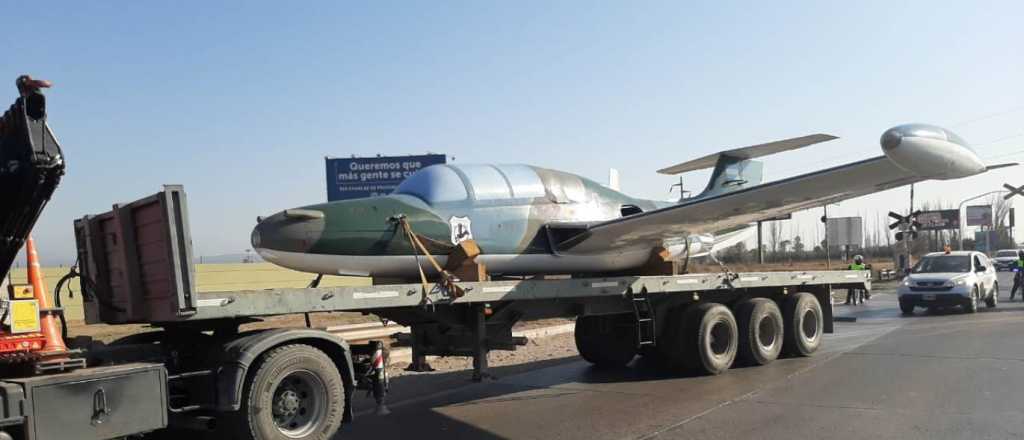 Video: el icónico avión volvió a la rotonda de Las Heras