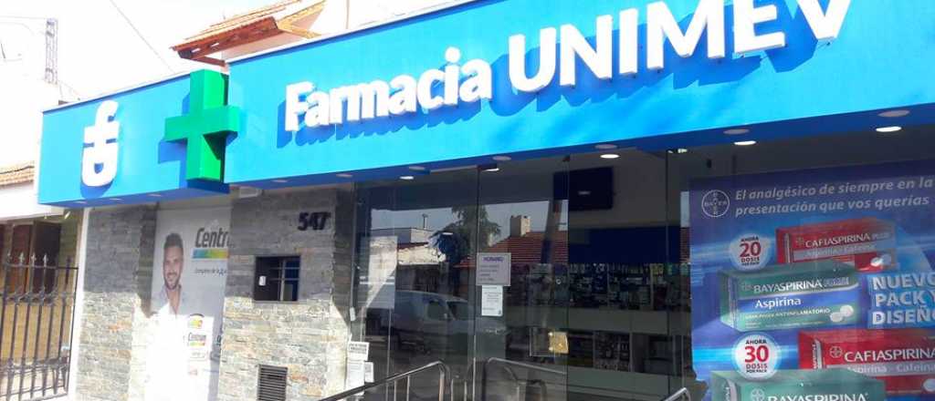 Video: dos mecheras arrasaron con todo en una farmacia del barrio Unimev