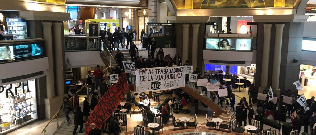 Militantes de Grabois hicieron una manifestación en un shopping