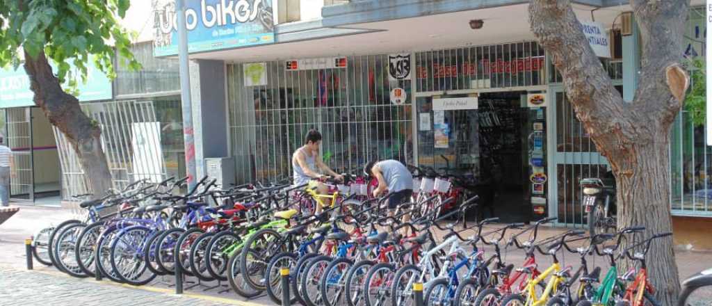 Video: una banda robó en una conocida bicicletería de Tunuyán