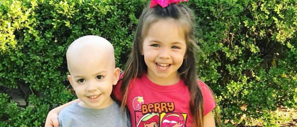 La desgarradora foto de una nena consolando a su hermanito con cáncer