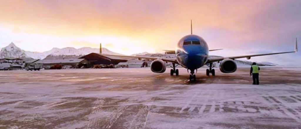 Un avión debió aterrizar de urgencia por un brote psicótico de un pasajero