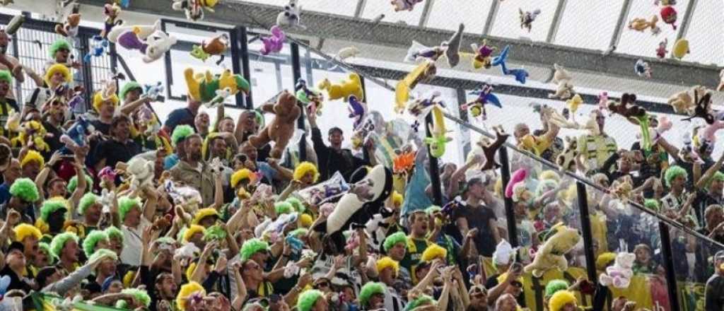 Hinchas holandeses lanzaron miles de peluches a niños de un hospital