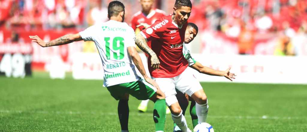 Enojado, Paolo Guerrero intercambió camisetas a la fuerza con un rival