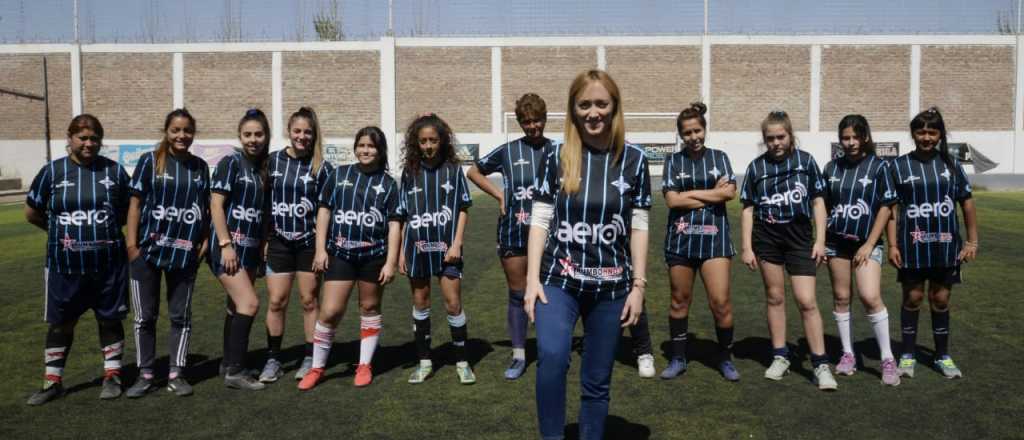 Fernández Sagasti dio el puntapié inicial en un partido de fútbol femenino