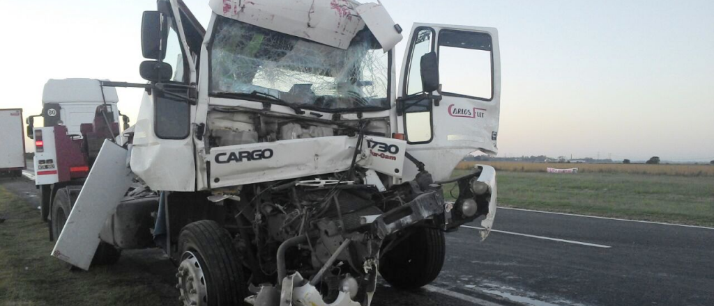 Un camionero murió al volcar en Santa Rosa