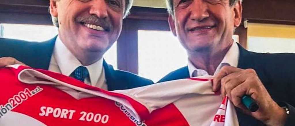 Alberto Fernández posó con la camiseta de Huracán Las Heras