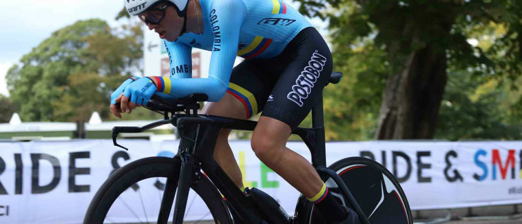 Desconsuelo y llanto de un ciclista que rompió su bicicleta en plena carrera