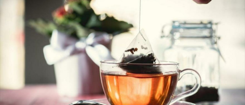 Las bolsitas de té liberan más plástico que una botella de agua