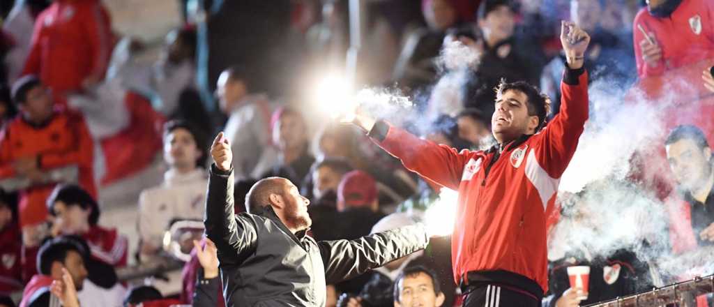 Descomunal recibimiento de los hinchas de River en el Monumental