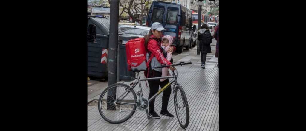 La historia detrás de la foto viral sobre la mamá repartidora de PedidosYa