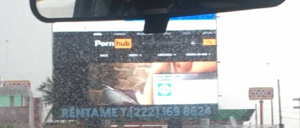 Proyectaron una película porno en la vía pública tras hackear un cartel publicitario