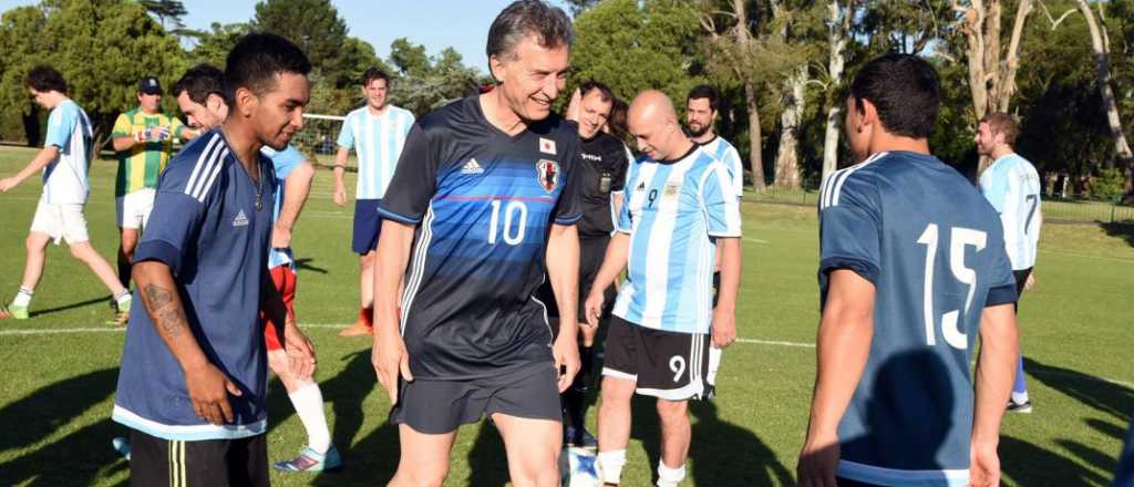 Macri se lesionó jugando al fútbol