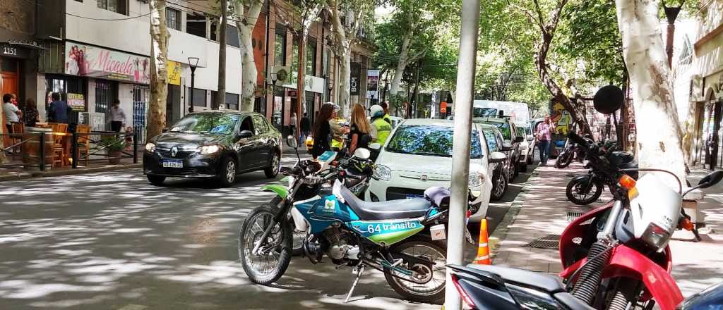 Una agente de tránsito fue golpeada por una mujer en pleno centro