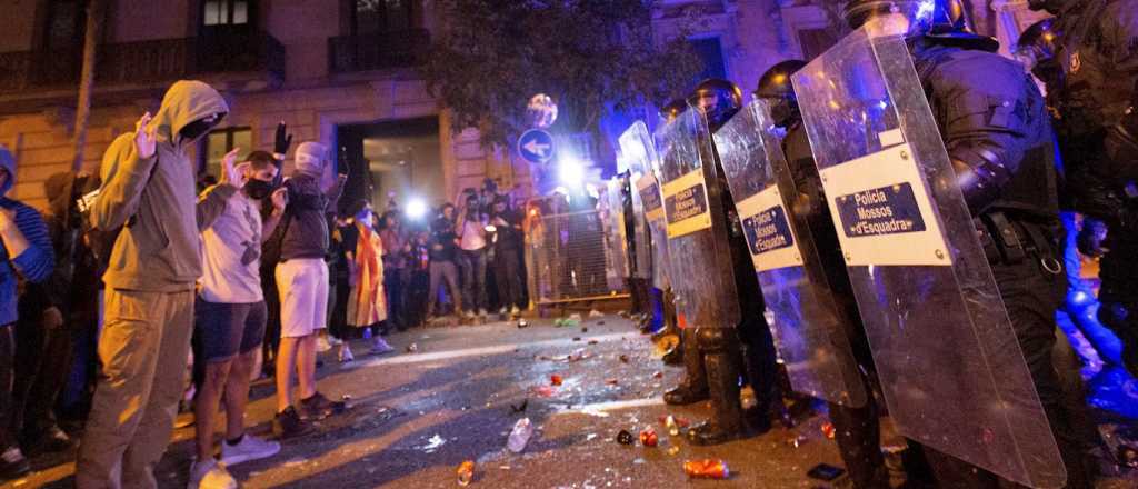 Fuertes enfrentamientos en Barcelona entre policías e independentistas 