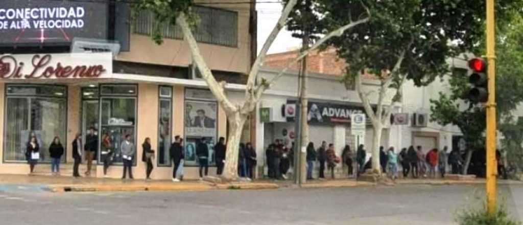 Más de tres cuadras de cola por 6 puestos de trabajo en un bar de San Juan