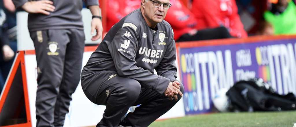 Bielsa asistió a la gala por los 100 años de Leeds con su conjunto deportivo