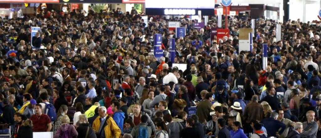 Viajeros varados en el aeropuerto de Santiago por el toque de queda