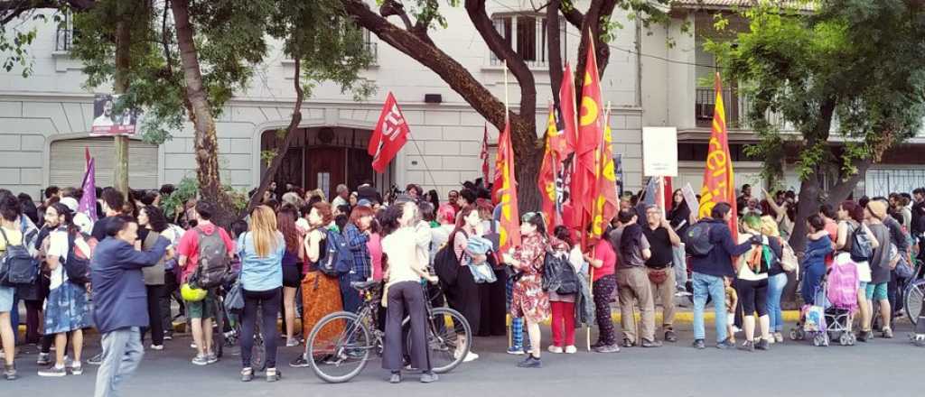 Destrozos y detenidos frente al Consulado de Chile en el centro porteño