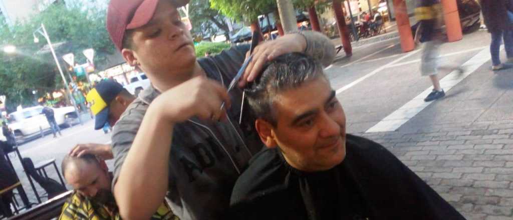 Cortaron el pelo gratis a gente en situación de calle en la Peatonal