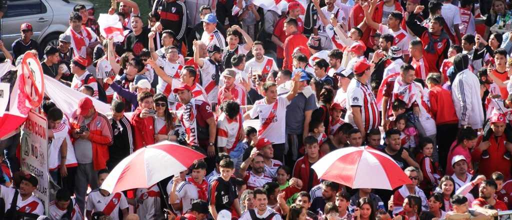 Impresionante banderazo de los hinchas de River para despedir al plantel