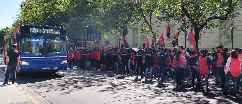 Organizaciones sociales protestaron frente a la Legislatura