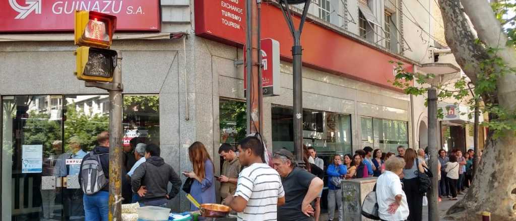 Cueveros mendocinos festejan el nuevo cepo al dólar