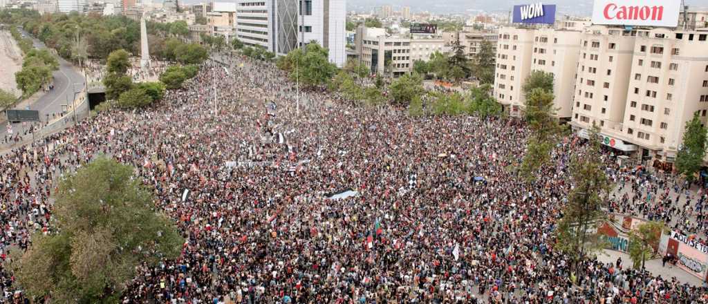 Masiva marcha en Santiago contra Piñera