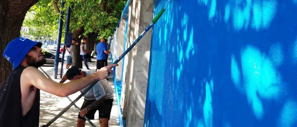 Los hinchas del Tomba pintaron el frente del Club