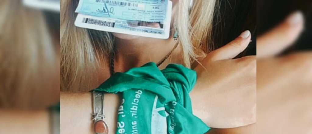 Intentaron quitarle el pañuelo verde a una chica mientras votaba en Ciudad