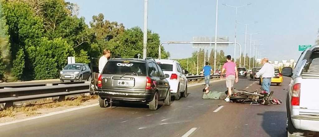 Un auto chocó contra una moto en el Acceso Este