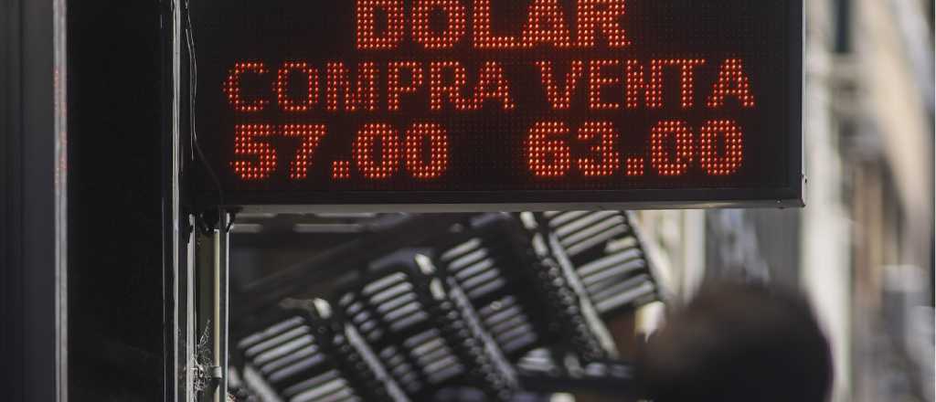 El dólar bajó cuatro centavos y cerró a 63,41 pesos