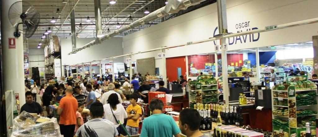 Miles de chilenos hacen un nuevo nuevo tour de compras en Mendoza