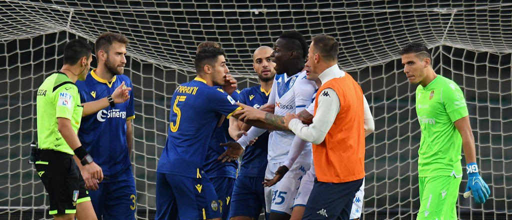 Italia: Balotelli amagó con irse de la cancha por recibir insultos racistas