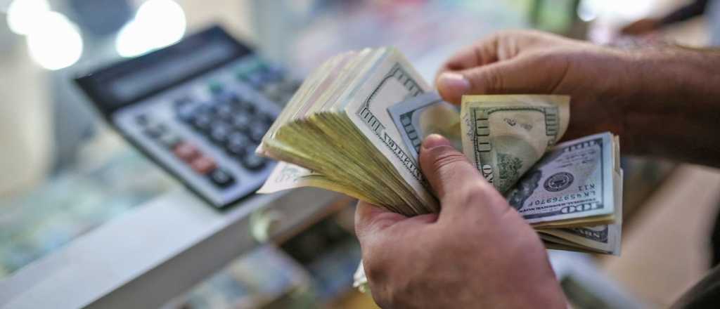 El dólar blue sigue bajando: cotizó a $157