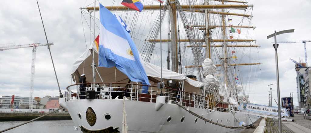 Por un paro gremial, la Fragata Libertad no puede arribar al puerto