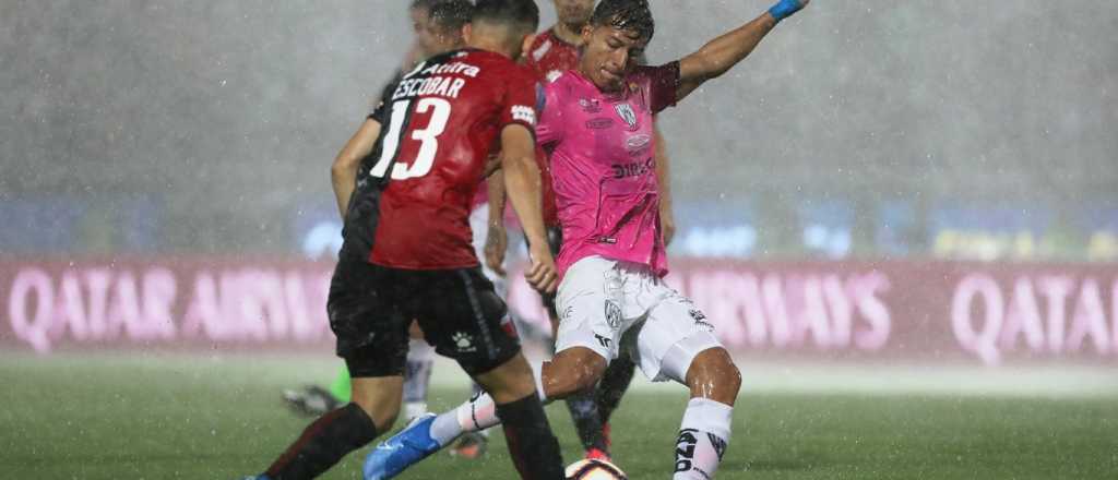 Colón de Santa Fe recibió camisetas con el escudo de Godoy Cruz