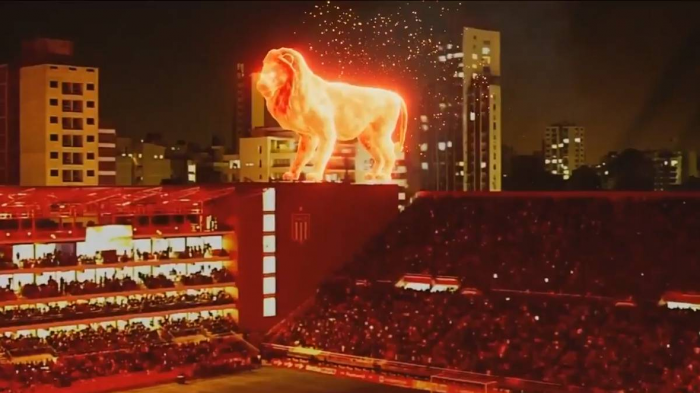 Un león de fuego "caminó" por el nuevo estadio en la ...