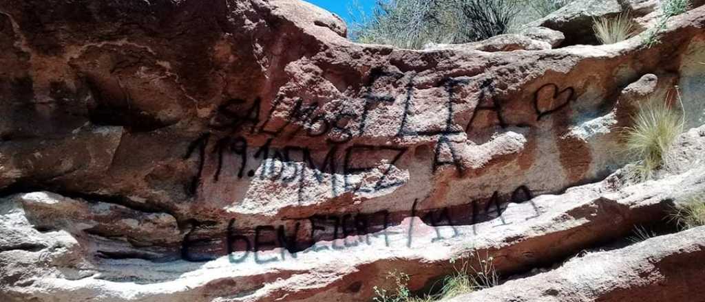 Una familia religiosa pintó un pasaje bíblico en un cerro de San Rafael